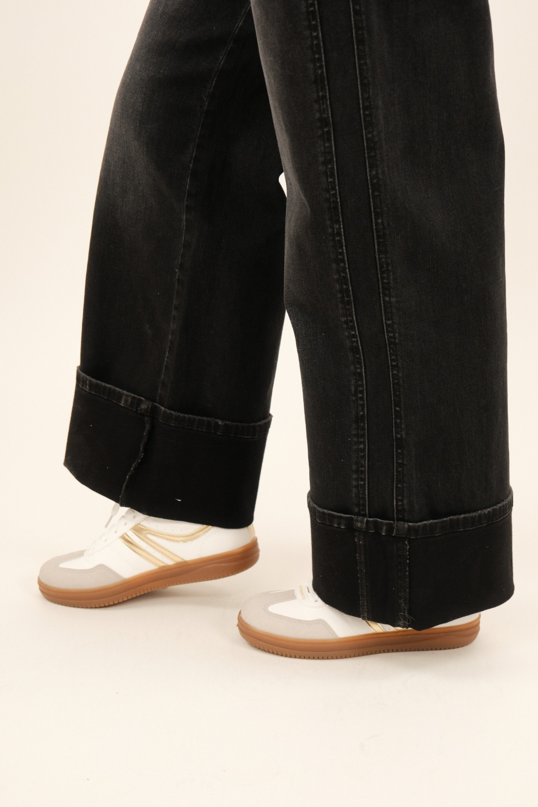 Close‑up of double utility front pockets, zip‑fly and relaxed stretch denim fabric in vintage black with rugged western detailing.